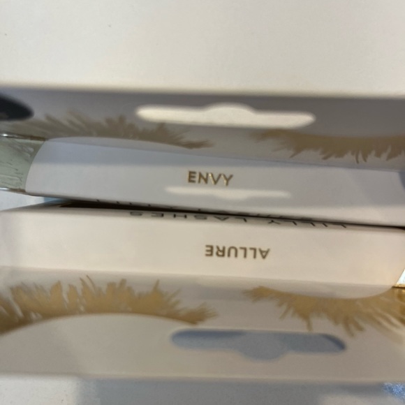 Set of 2 Lilly Lashes Luxury Synthetic Lite False Eyelashes - Picture 3 of 4
